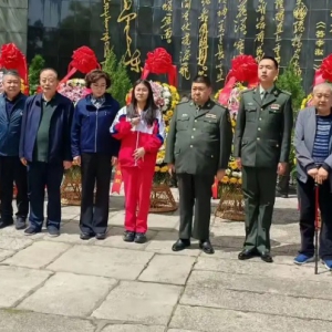 毛新宇携家人到杨开慧烈士陵园祭扫