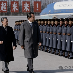 子珩墨：特朗普专机落地，我突然想起了1972年的那两条标语