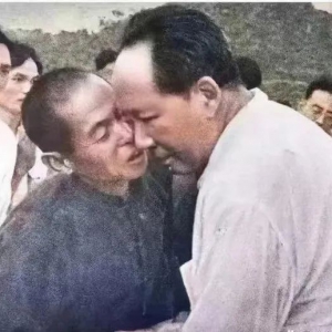 方菁：如今再看毛主席这张弯腰照片，感动泪目！