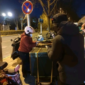 毛粒子：“斗私心”的南街村没有“鹅腿阿姨”