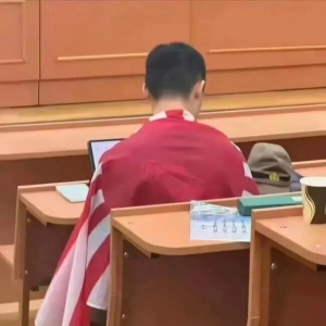 唱歌的麻雀：课堂上身披“膏药旗”，课桌上放置“鬼子帽”，如此荒唐悖逆的留学生是怎 ...
