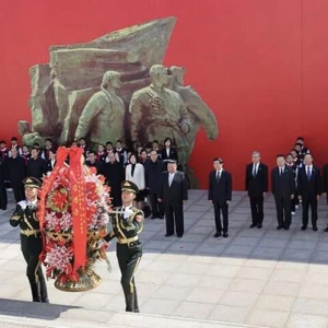 红延《编辑部》 | 朝鲜党和国家最高领导人金正恩同志访问中国辽宁省丹东市，凭吊中国 ...